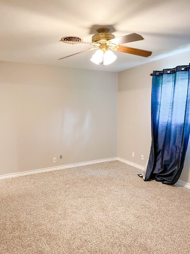 Building Photo - 3/2/2 with lots of updates!