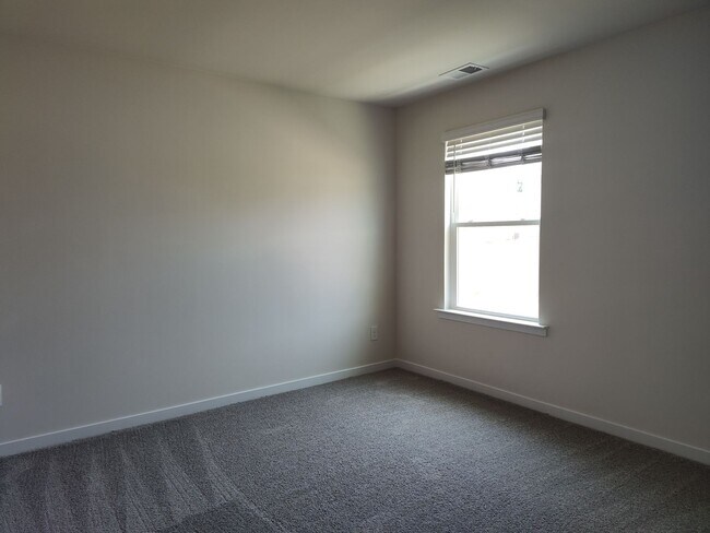 Building Photo - Beautiful home located in the Hamilton Woo...