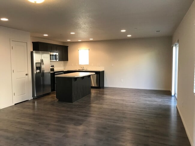 Building Photo - Spacious 4 Bd 2.5 Ba Home in  Camas School District! Upgrades! Close to Parks & Freeway Access!