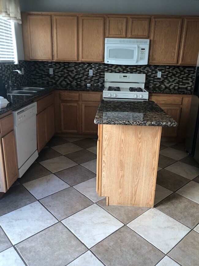 Building Photo - Expansive 3 Bedroom Treat with 2+ Bonus Ro...