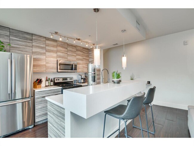 Building Photo - 604 N Bluff Dr