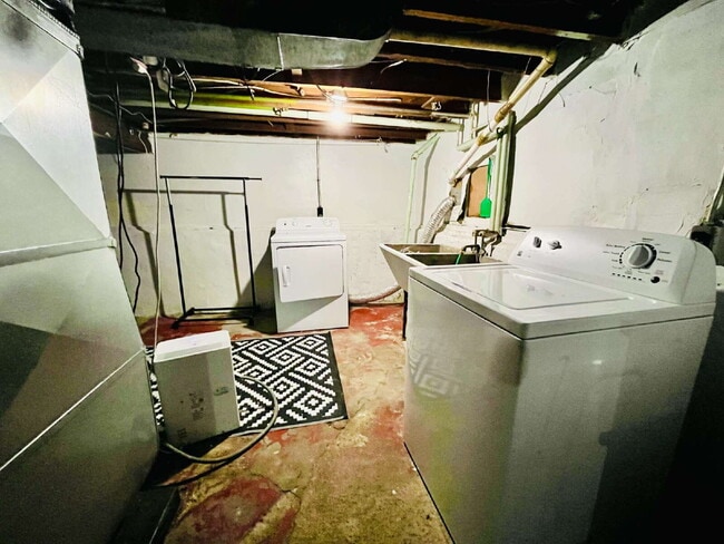 Building Photo - Charming 2-Bedroom Gem in Royal Oak – Walking Distance to Downtown!