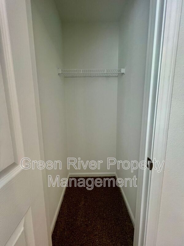 Building Photo - 827 Rivertree Pl