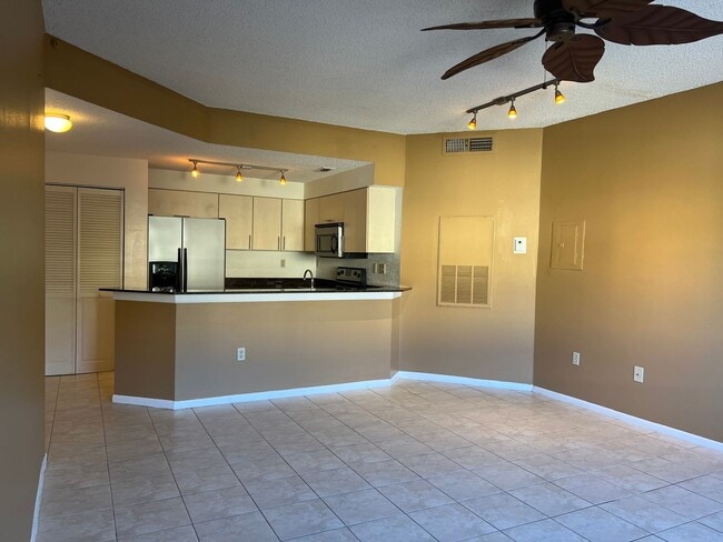 Building Photo - Pretty, updated 1 bed, 1 bath in Fort Lauderdale