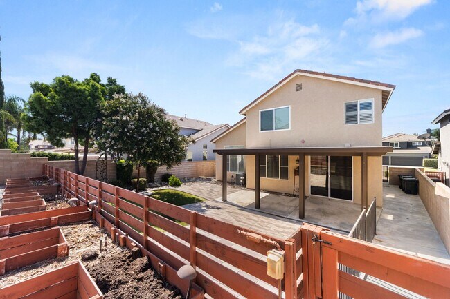 Building Photo - Beautiful 2 Story Home