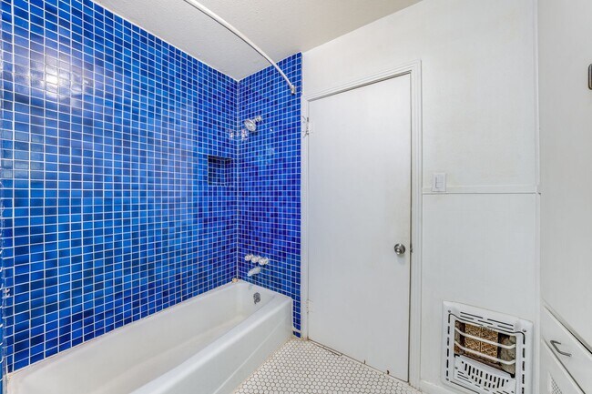 Building Photo - 3-BEDROOM HOME IN FANTASTIC ALAMO HEIGHTS ...