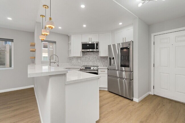 Building Photo - Stunning, Serene and Modern Luxury!
