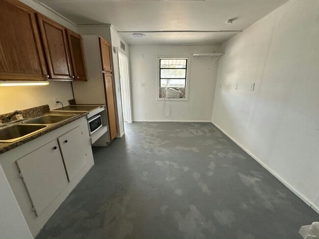 Building Photo - 14035 W River Rd