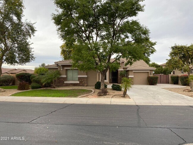 Building Photo - Beautiful 4 bedroom/ 2bath all on one story.