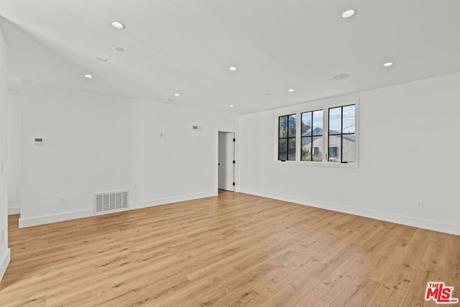 Building Photo - 14378 Ventura Blvd