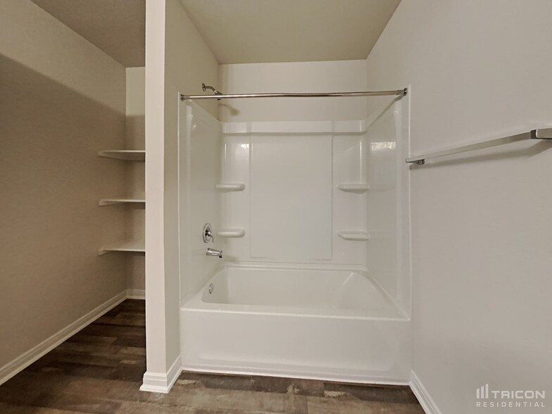 Building Photo - 10122 Cerritos dr