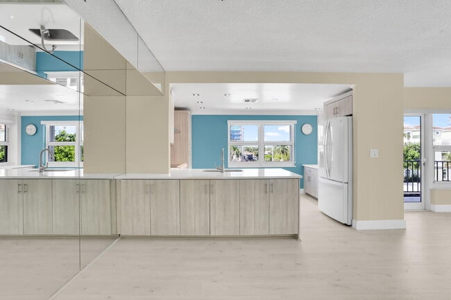 Building Photo - 405 N Ocean Blvd