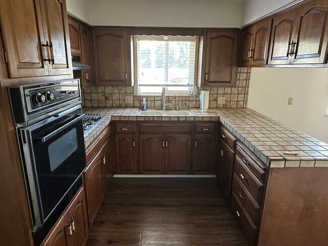 Building Photo - 11465 Ave 200