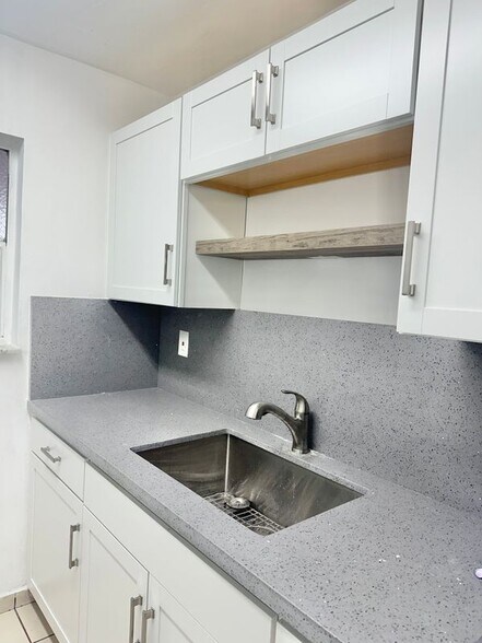 Building Photo - 4655 Palm Ave