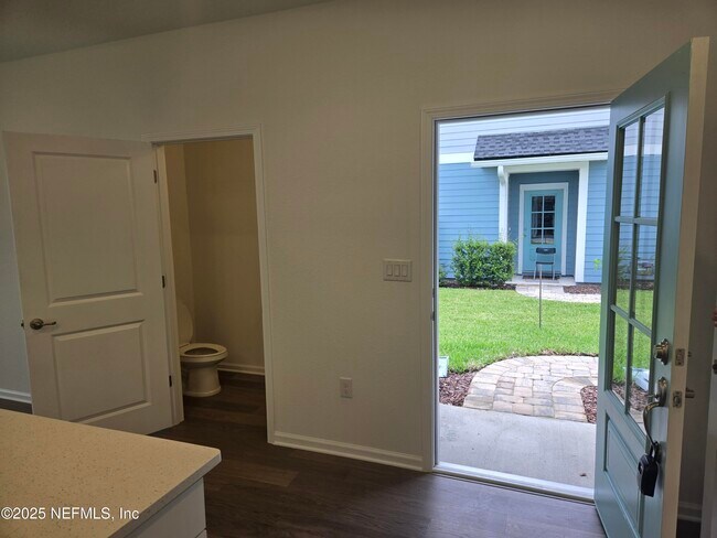Building Photo - 207 Brandon Lks Dr