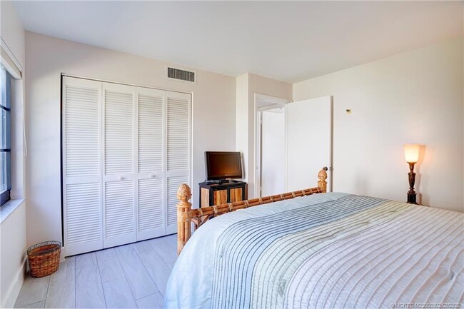 Building Photo - 331 Golfview Cir