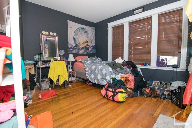 Building Photo - Beautiful apartment/ great value in Bright...