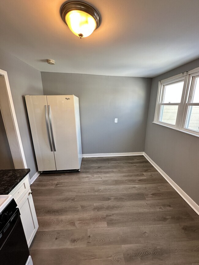 Building Photo - 218 W 5th St