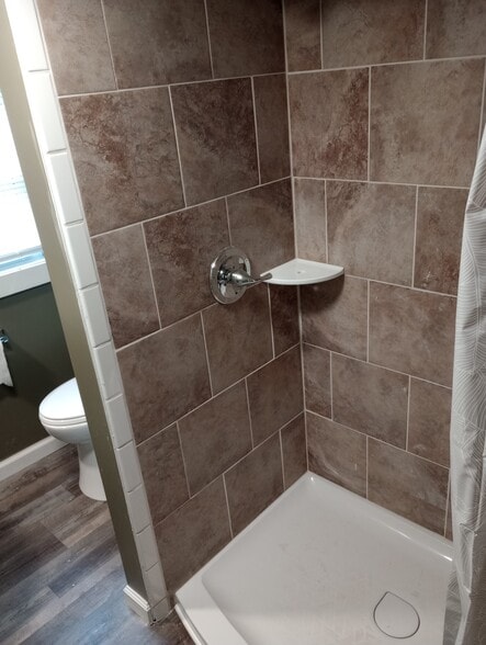 Building Photo - 206 E 8th St