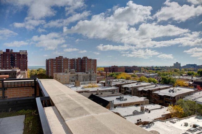 Building Photo - 5010 N Sheridan Rd