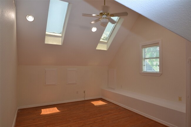 Building Photo - 2135 Bissonnet St