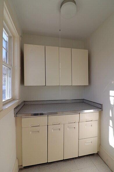 Building Photo - 54 Maplewood St