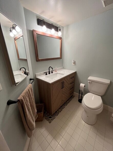 Building Photo - 1255 Ponce Island Dr