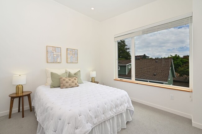 Building Photo - Modern 3-Level Townhome (2020) with Private Roof Deck & A/C