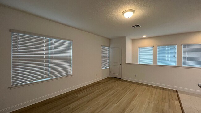 Building Photo - Like New 1/1 Garage Apartment with 1-Car G...