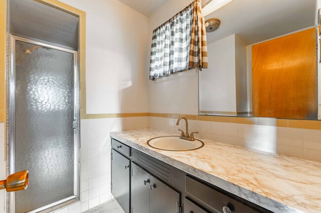 Building Photo - Charming 4-Bedroom Home with Spacious Yard in Rogers