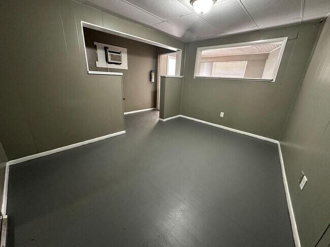Building Photo - $300 OFF FIRST MONTHS RENT MOVE-IN SPECIAL!!