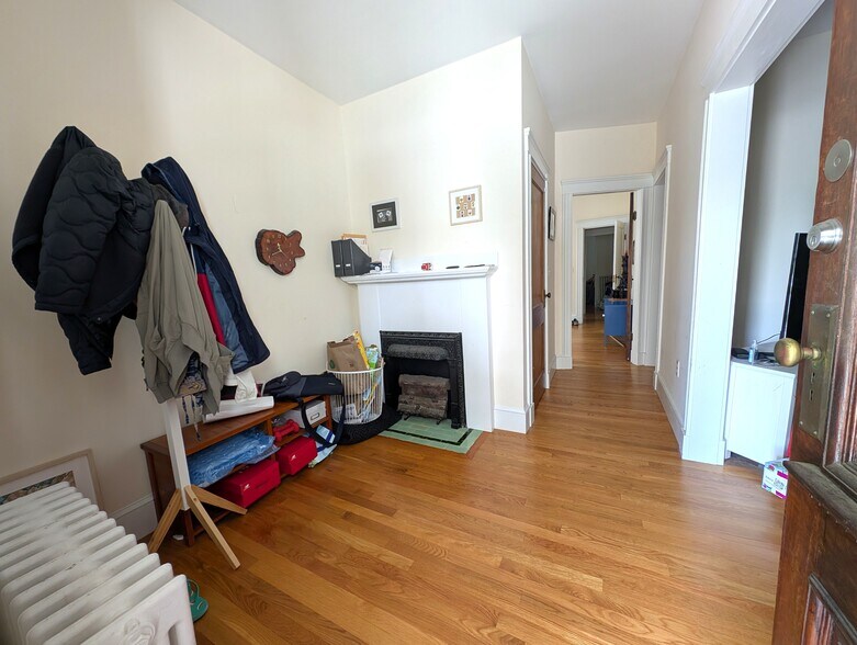 Building Photo - 836 Fellsway