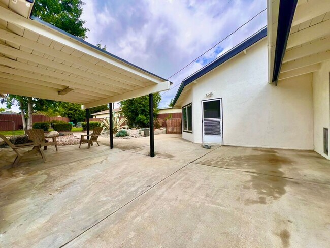 Building Photo - 519 Cherry St
