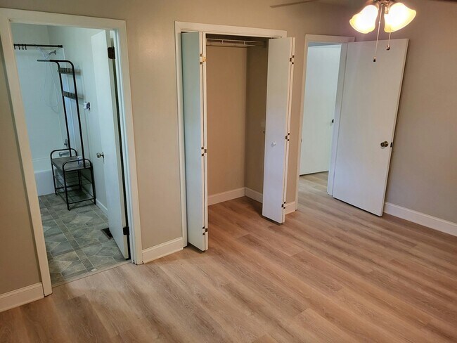 Building Photo - 4510 Mockingbird Dr NE