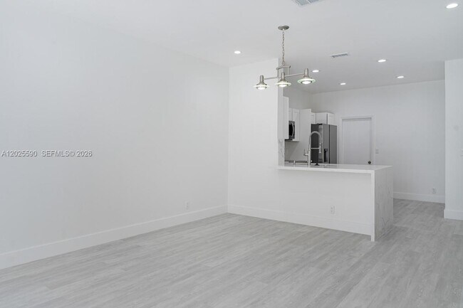 Building Photo - 2098 Madeira Dr