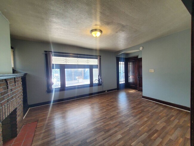 Building Photo - 2217 W 105th St