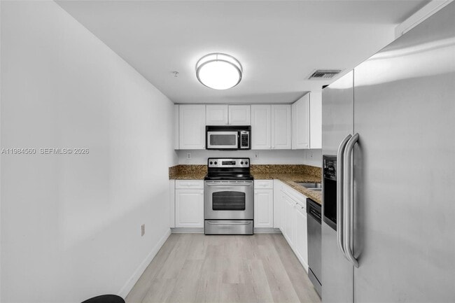 Building Photo - 520 SE 5 Ave