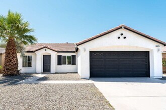 Building Photo - Coachella 4 Bedrooms Stunner