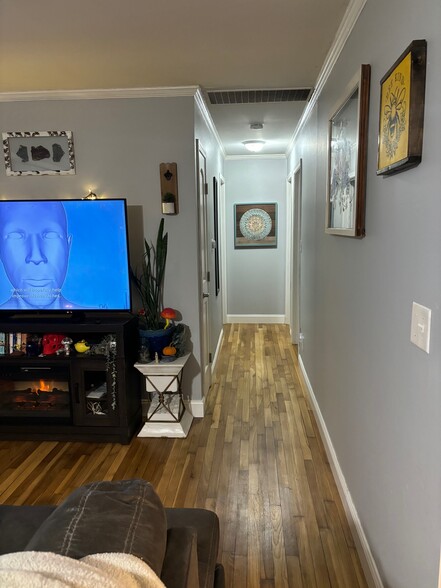 Building Photo - 218 Hunter St