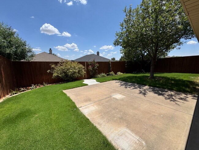 Building Photo - Beautiful & Spacious 4-Bedroom Home in Lub...