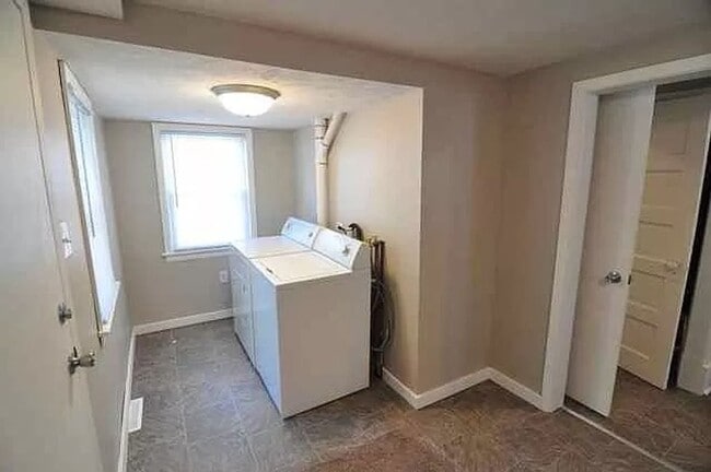 Building Photo - 5 Bedroom Home Available Now!