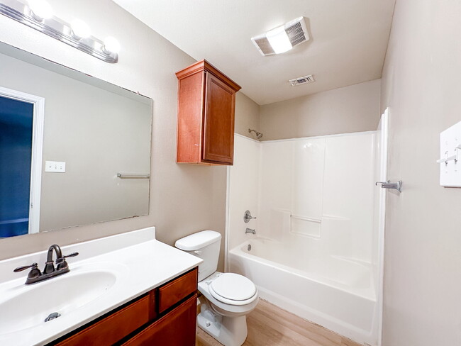 Building Photo - 3-Bedroom Home in Milwaukee Ridge!