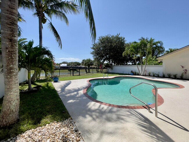 Building Photo - 208 E River Park Dr