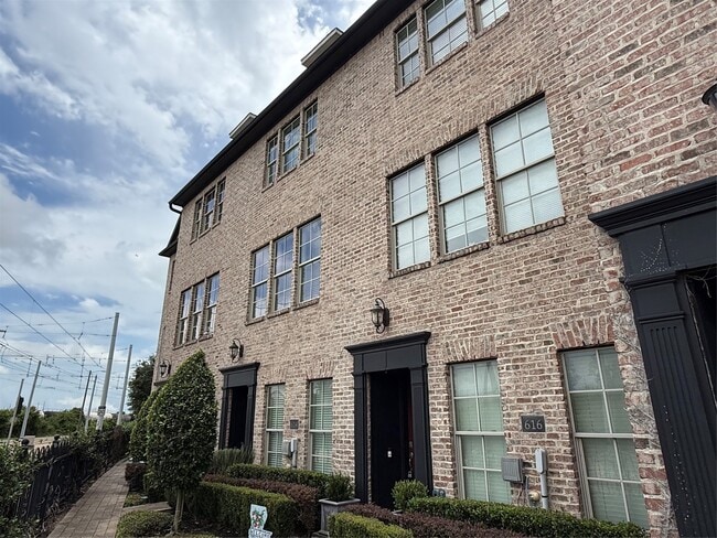 Building Photo - 616 Delano St