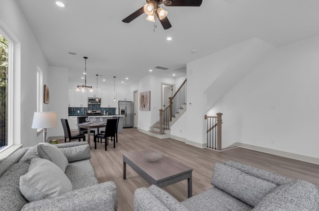 Building Photo - Sleek & Modern 3/2 in Garden Oaks