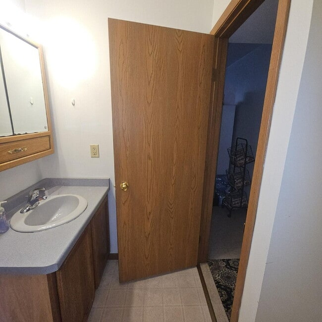 Building Photo - 2 bedroom in proximity to UWEC and downtown available June 1st
