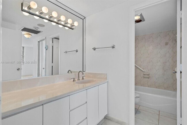 Building Photo - 300 Bayview Dr