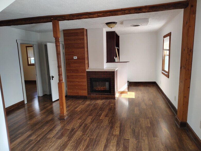 Building Photo - 337 1/2 W South St