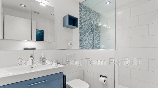 Building Photo - 3001 John Anderson Dr