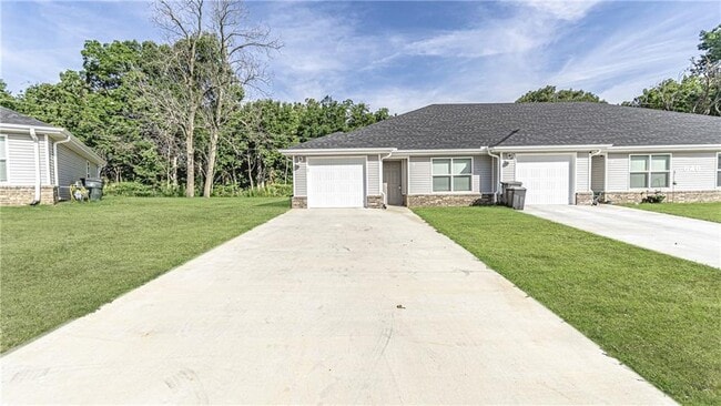 Building Photo - 640 Hidden Springs Dr
